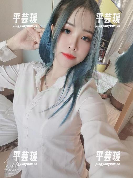 花リリ(Plant Lily)与露西同框，图片中有种说不出的默契，简直是隐晦的对话。